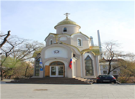 금색과 옥색의 돔형 지붕이 가장 먼저 눈길을 끄는 이 정교회는 연해주에서 가장 큰 정교회 사원입니다. 정교회 뒤뜰은 공원으로 조성되어 있어 시민들이 즐겨 찾는 장소입니다.