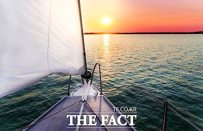 롯데호텔제주의 ‘브릴리언트 뉴이어 이브(Brilliant New Year Eve)’ 패키지에는 2018년 1월 1일 새해에 약 1시간 가량 진행되는 요트 투어가 포함돼 있다. /호텔롯데 제공