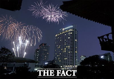 인터컨티넨탈 서울 코엑스는 ‘웰컴 2018 패키지(Welcome 2018 PKG)’를 선보였다. 투숙객은 객실에서 봉은사 불꽃놀이를 감상하며 기운찬 새해를 맞이할 수 있다. /인터컨티넨탈 서울 제공