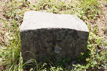 옛 윤봉문 요셉 순교자 묘소에 있던 초기 묘비로 순교자의 이름이 속명인 윤봉용으로 새겨져 있었다.