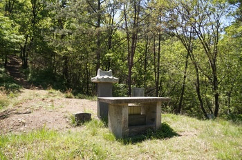 지세포리로 순교자의 유해를 이장한 후의 모습. 봉분은 없어졌지만 제대와 순교기념비 등은 그대로 남아 있다.