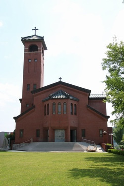 고산 성당 외관. 한옥과 바실리카 형식을 절충한 장방형 건물에 종탑이 있는 독특한 구조이다.