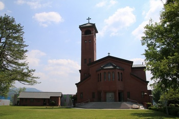 1891년 설립된 되재 본당에 뿌리를 두고 있는 고산 성당. 한옥과 바실리카 형식을 절충한 장방형 구조로 건축되었다.