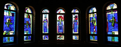 우리 가운데 계신 예수 그리스도를 표현한 성가대석 뒤편 유리화.