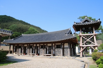 고산 본당의 모태인 되재 성당의 복원된 모습.