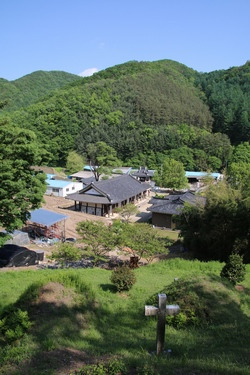 우리나라 최초의 한옥 성당인 되재 성당은 전면적인 복원작업을 거쳐 2009년 축복식을 가졌다. 성당 뒷산에는 성직자 묘가 있다. 