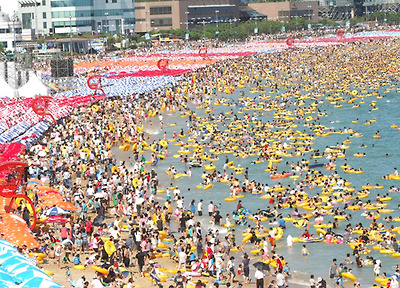 국내 최대의 해수욕장인 해운대해수욕장. 피서철이면 수많은 인파로 장관을 이룬다.| 부산시 제공