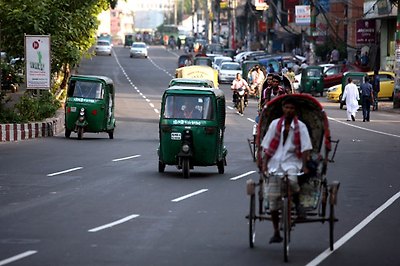 CDA 대로를 질주하는 CNG와 릭샤