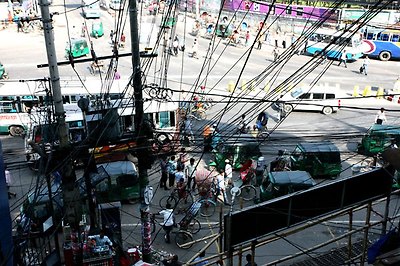 거리를 장식한 전깃줄