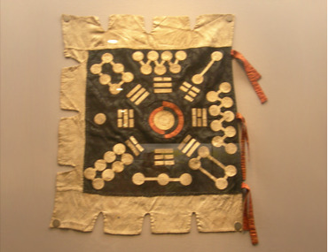 조선의 주요 군기 가운데 하나인 좌독기(坐瀆旗). 태극과 8괘 등을 그려넣었다.