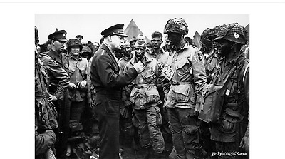 1945년6월6일 제101공수사단에게 작전을 지시하고 있는 아이젠하워
