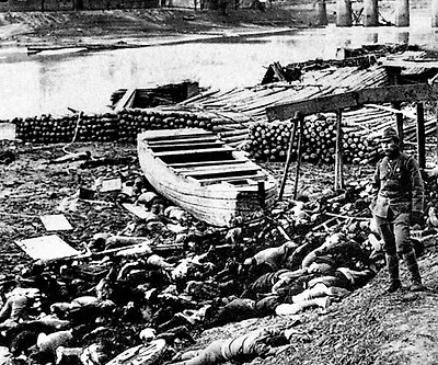 1937년 중국 난징에서 일본군에게 살해된 중국인 시신들이 친화이강 주변에 쌓인 모습이에요. 