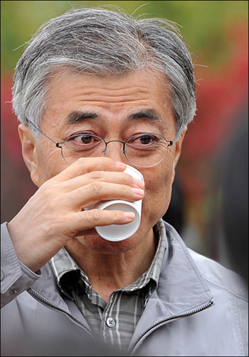  '짜긴 짠났요' 문재인 후보가 물을 받아 마시며 '고추를 같이 준비 했을면 좋았을 텐데'라며 아쉬워 했다. 