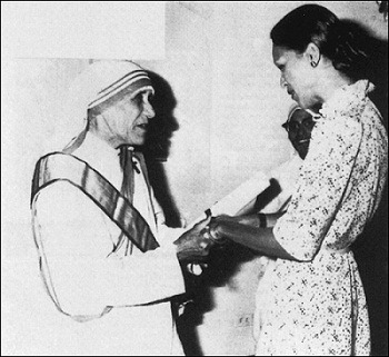  미셸 뒤발리에와 두 손을 맞잡은 마더 테레사 