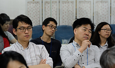  참석자들이 집중해서 강의를 듣고 있는 모습. 