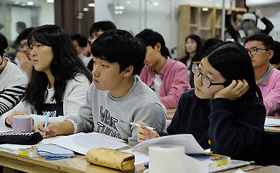  김삼웅 선생은 식민지 근대화론이 득세하는 현실을 극복하기 위해 '열린 민족주의'로 나아가야 한다고 했다.