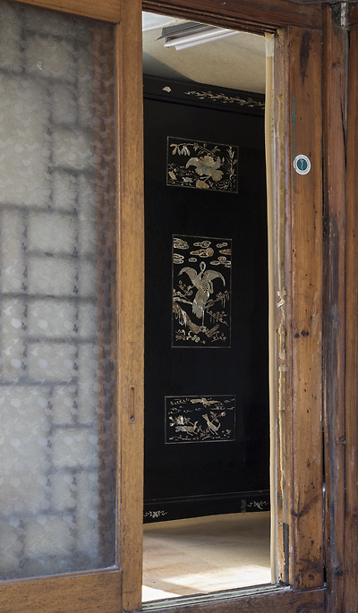 이전 집주인 어르신의 아버님이 쓰셨다는 아주 오래된 장롱이다. 역사는 개인의 삶에도 흐른다.