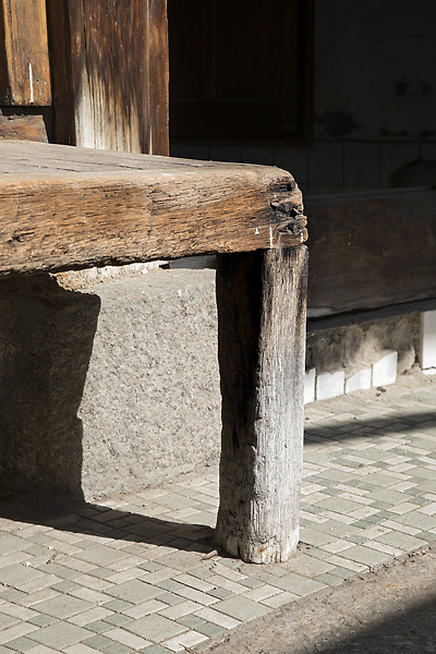 1936년, 처음 이 집 쪽마루가 되었을 때만 해도 나무향 진하게 풍겼을 것이다. 이 나무들에게도 역사는 흐른다.