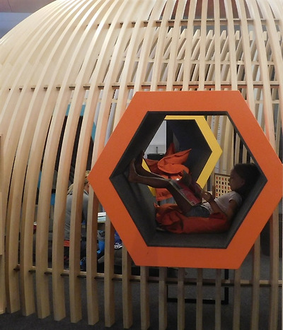 특이한 환경에서 책을 읽도록 배려한 공간이 눈길을 끈다.