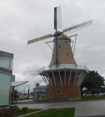 네덜란드 풍차가 관광객의 발길을 끈다