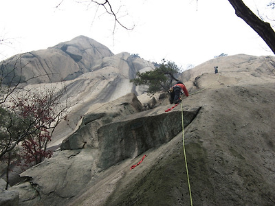 이사진의 위치가 어디쯤일지...저는 용혈봉 하단부쯤으로 추측이 되는데...아시는님 있으시면 알려주세요.루트명은 삼천리골 하나암장으로 되어있습니다