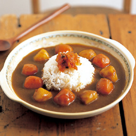 후쿠신즈케를 올린 카레라이스