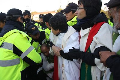 Catholic priests suffer-Hyun-Woo