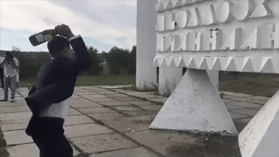 15 tai nạn đám cưới khiến cô dâu, chú rể méo mặt - Ảnh 12.