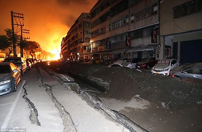 가스 누출 폭발 대만, 가스 누출 폭발 대만 사진, 가스 누출 폭발 대만 비디오, 가스 누출 폭발 대만 사진 및 비디오, 지하 가스 누출에 의해 파괴 대만 도시, 폭발은 대만 남부 가오슝의를 통해 입술.  2014년 7월 31일에 거대한 폭발에 의해 만들어진 대만의 가스 누출이 도시를 통과 분화구 무서운 적어도 오명, 가스 폭발 대만, 하수 가스 누출 폭발 2014년 7월, 가스 누출 폭발 하수 대만 2014년 7월을 죽인, 화재 후 다수의 폭발은 모든 도시를 태워.  이 대만 도시를 찢어 폭발은 자동차와 건물 파괴 전복 너무 강력했다., 여러 폭발 후 화재는 모든 도시를 태워.  이 대만 도시를 찢어 폭발은 차를 전복하고 건물을 파괴 너무 강력했다.