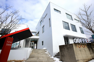 하얀 건물과 빨간 간판이 인상적인 우제길미술관