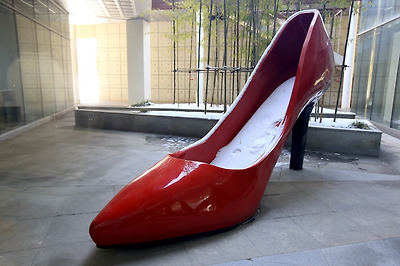 광주시립미술관 중정에 설치되어 로비에 들어서자마자 보이는 작품 빨간 구두