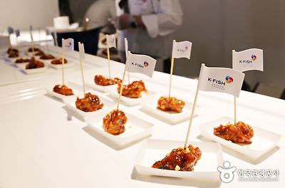 우리나라 수산물로 만드는 여러 가지 요리도 맛볼 수 있다