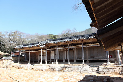 고산 윤선도가 기거하던 사랑채 녹우당은 효종이 하사한 집이다.