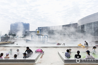 물놀이 중간 중간 체온을 따뜻하게 유지할 수 있는 야외 스파