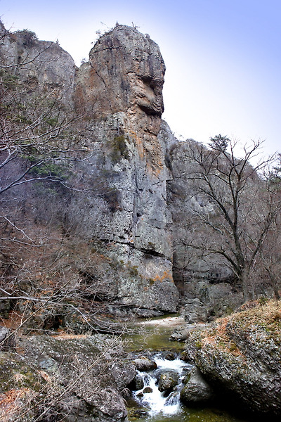 용추협곡 시루봉의 수직 절벽