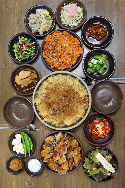 산삼 배양근을 푸짐하게 올린 누룽지백숙과 닭불고기, 닭날개구이 세트
