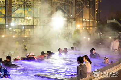 나이트 스파에서 온천을 즐기는 이용객. 알록달록 조명이 들어와 운치 있다.