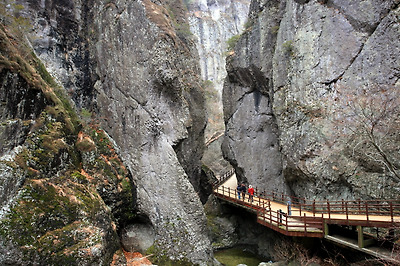 국립공원 주왕계곡 지질탐방로의 용추협곡. 한국의 그랜드캐니언이라고 불러도 좋을 만큼 장엄하다.