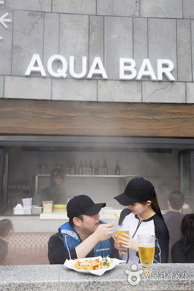맥주, 와인, 스낵 등을 즐길 수 있는 스낵바