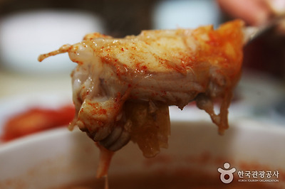 수저로 떠먹을 수 있을 정도로 부드러운 속살을 자랑하는 곰치