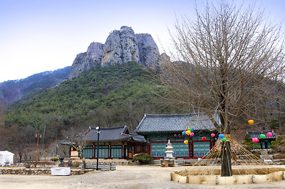 위풍당당하게 솟은 주왕산 기암 단애