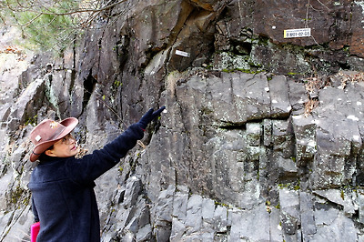 해설사와 함께하면 지질 탐방이 더 흥미롭다.