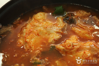 곰치국의 원조로 꼽히는 묵은지를 넣어 끓여낸 삼척의 곰치국
