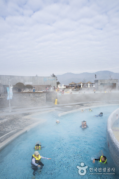 야외 스파 모두 온천수로 이루어져 한겨울에도 아이들이 놀기에 적당하다.