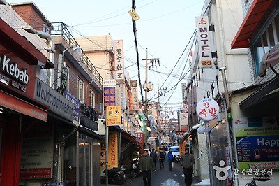 아프리카 음식점과 헤어숍 등이 몰려있는 이화시장 거리 풍경