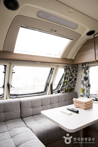 카라반 안 소파