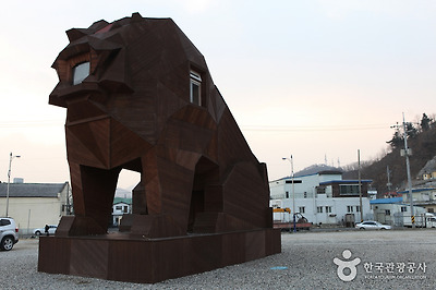 삼척항 지척에 자리한 삼척 이사부광장