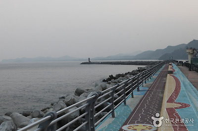 삼척항 지척에 자리한 방파제