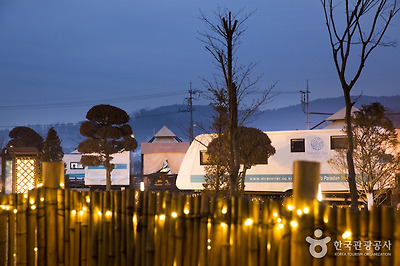 해가 지면 카라반 외부 조명으로 불이 들어오고 모닥불을 피우거나 바비큐를 구우며 저녁을 준비하는 이들로 분주하다.