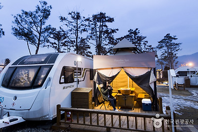 카라반 옆에 데크와 테이블이 있어 바비큐나 모닥불을 피우기 좋다. 